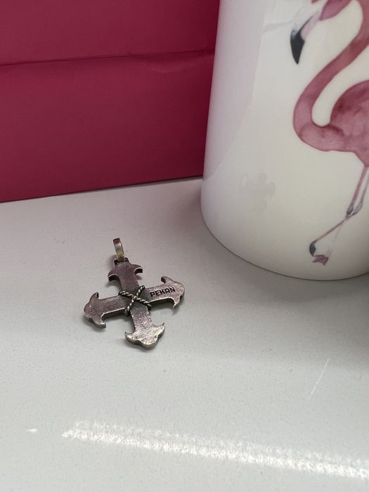 Medalha em prata, forma de cruz, marca Pekan