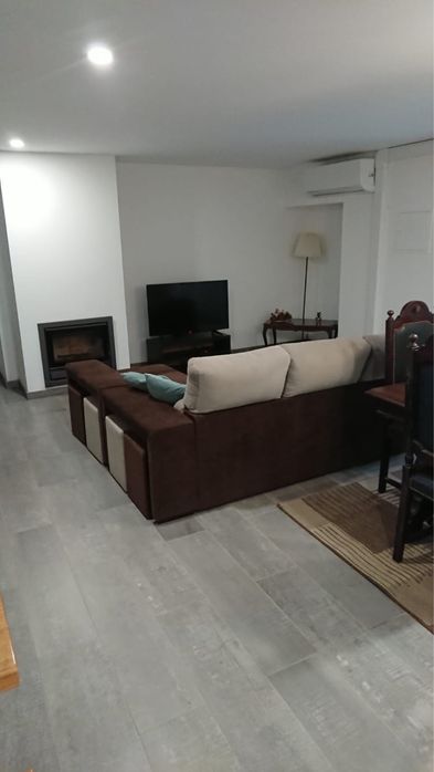 Aluga-se casa completamente independente com 2 quartos, completamente equipada