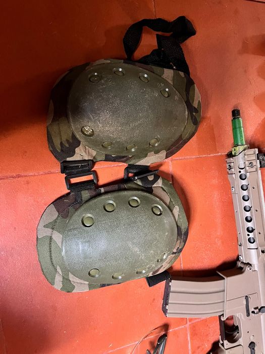 Arma de Airsoft e equipamento