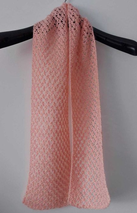 Cachecol de malha feito à mão, com trabalhado em crochê