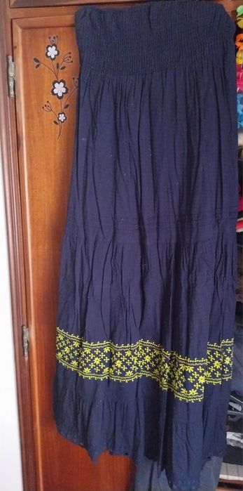 Vestido de verão azul escuro, sem alças.