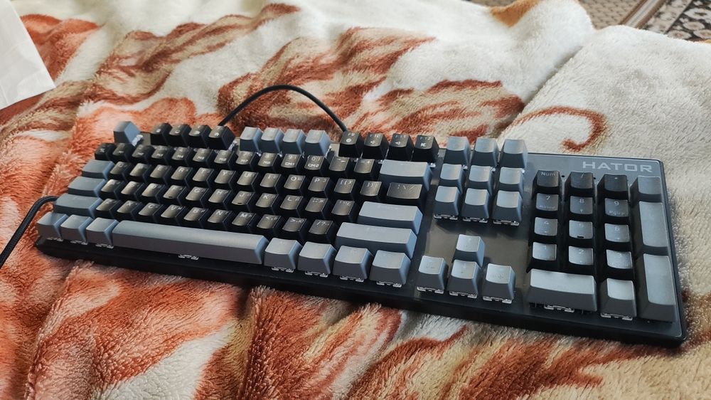 Продам клавіатуру Hator Starfall в подарунок кейкапи білі