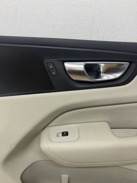 Boczek drzwi prawy przod Volvo XC60 II, kompletny, Europa