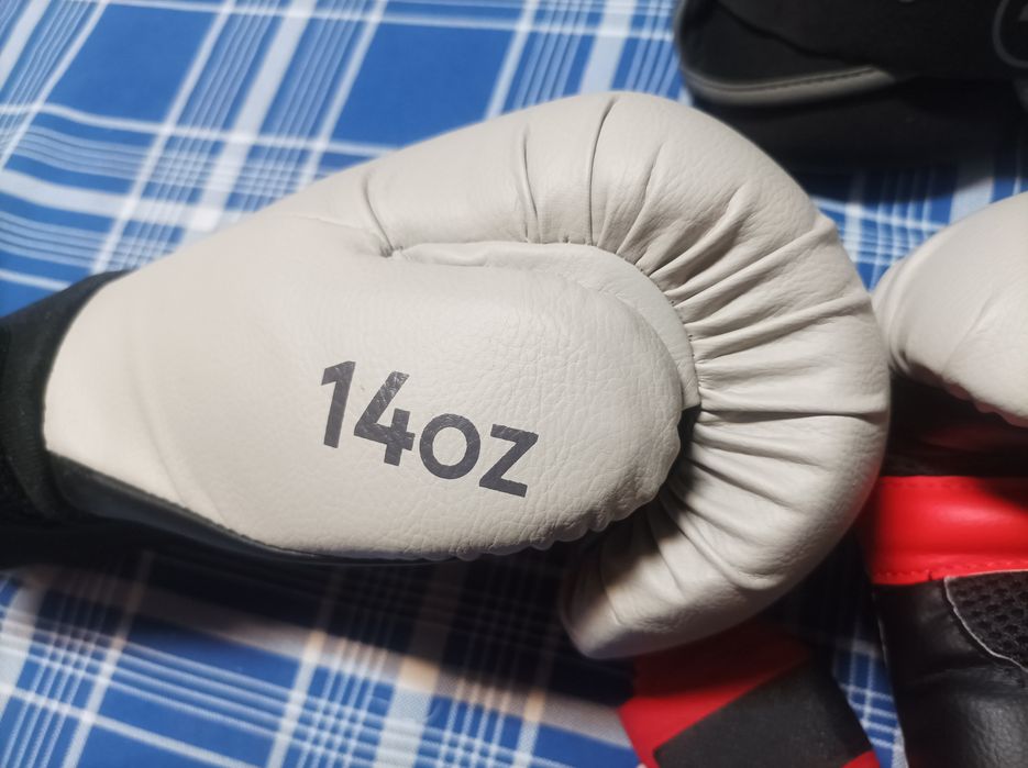Luvas boxe e peso de pernas