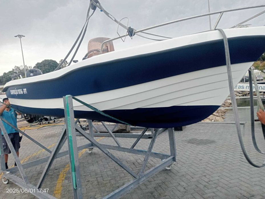 Embarcação de recreio em bom estado