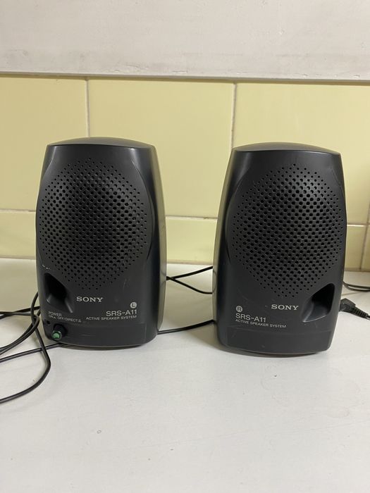 Colunas de som Sony,  pequenas.