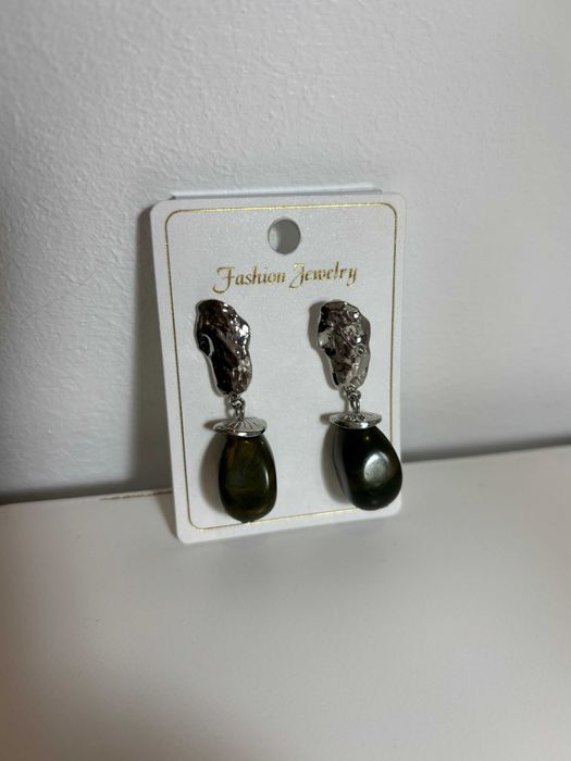 Brincos prateados em aço inoxidável com pendentes verdes