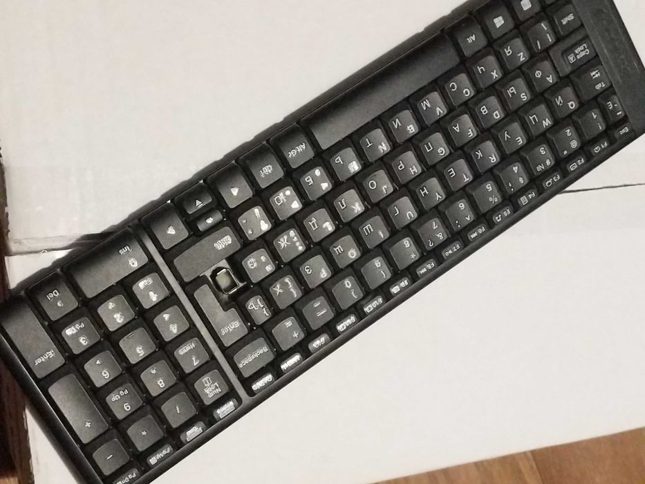 Колонки працюючі, клавіатури під ремонт.