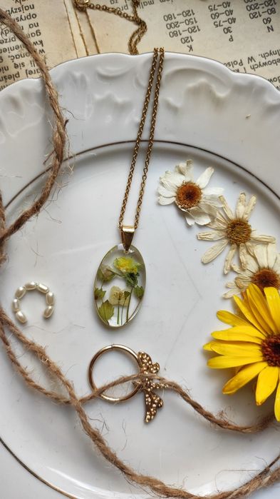 Wisiorek z polnym bratkiem, przetacznikiem i smagliczką