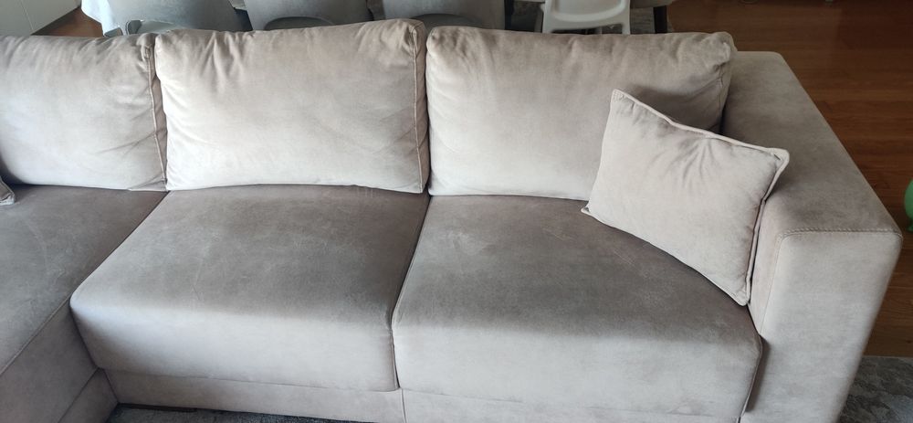 Sofá sala beije com chaise-longue