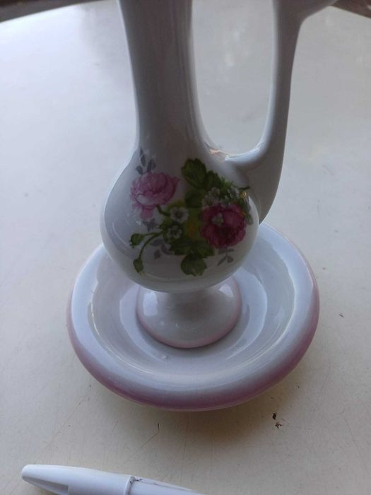 Jarro pequeno com prato, em porcelana decorativa