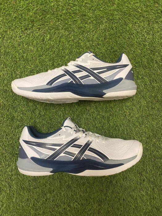 Волейбольні кросівки asics