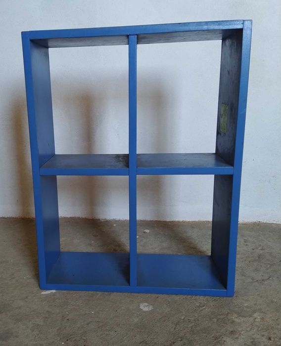 Estante azul de parede