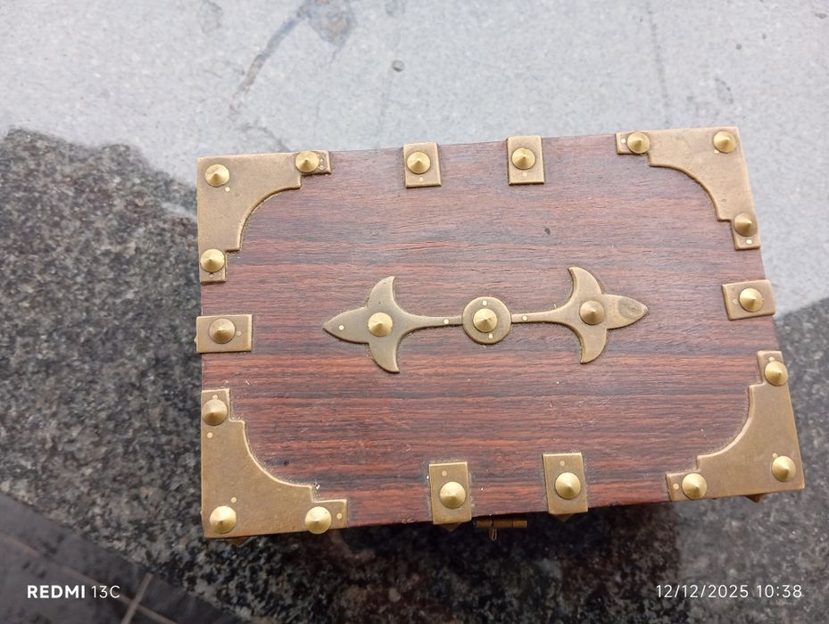 Caixa pau santo com aplicações em latão