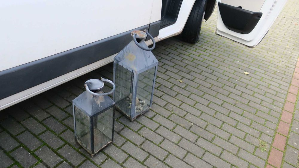 Duże lampy metalowe na świecę - 2 sztuki