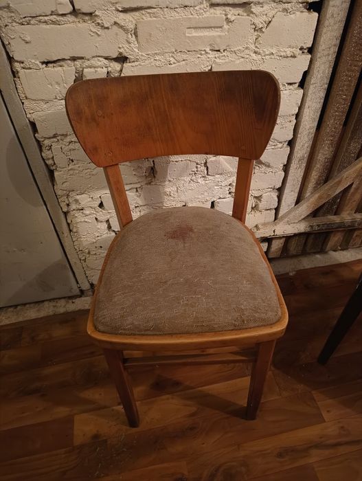 Krzesło PRL w stanie oryginalnym.