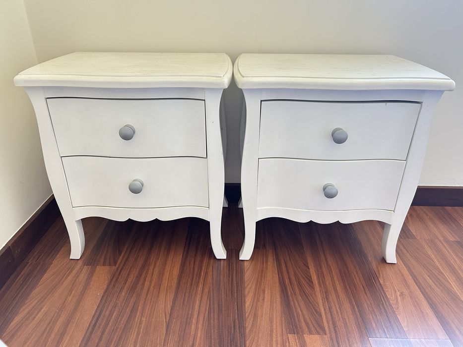 Conjunto de 2 mesinhas de cabeceira