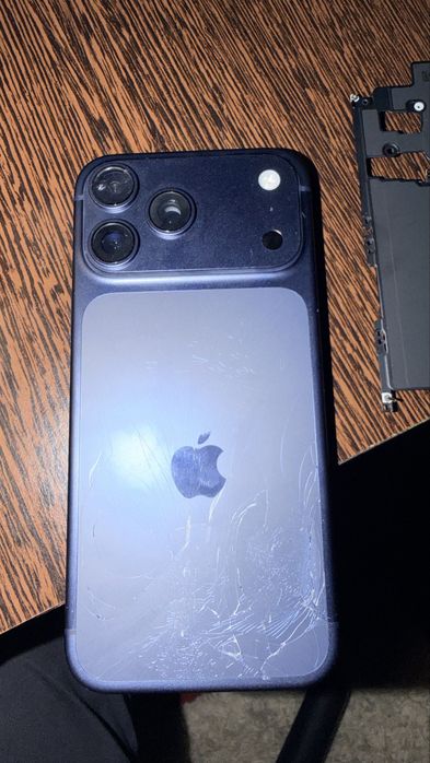 Iphone 17 pro max на запчастини