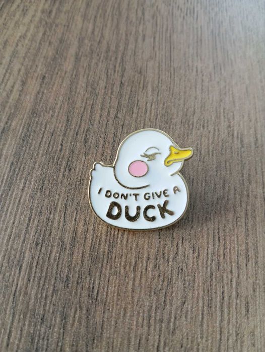 Przypinka, broszka. Kaczka z napisem "I don't give a duck"