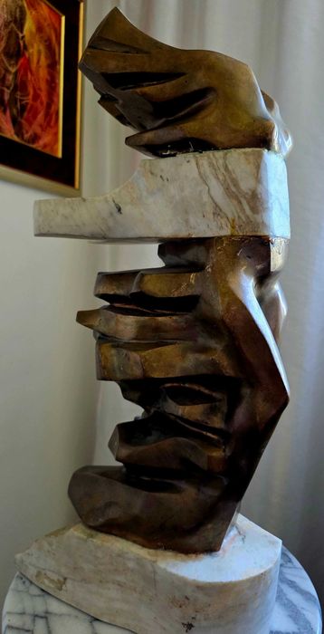 Nike -rzeźba: brąz, marmur. 55cm. -Bogdan Markowski (sygnowana)