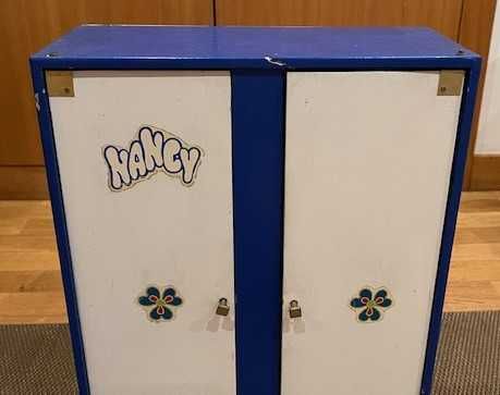 Antigo roupeiro em madeira para a boneca Nancy