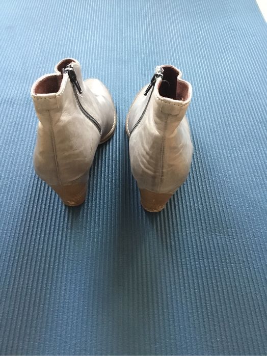 Skórzane botki na obcasie Clarks z TK Maxx