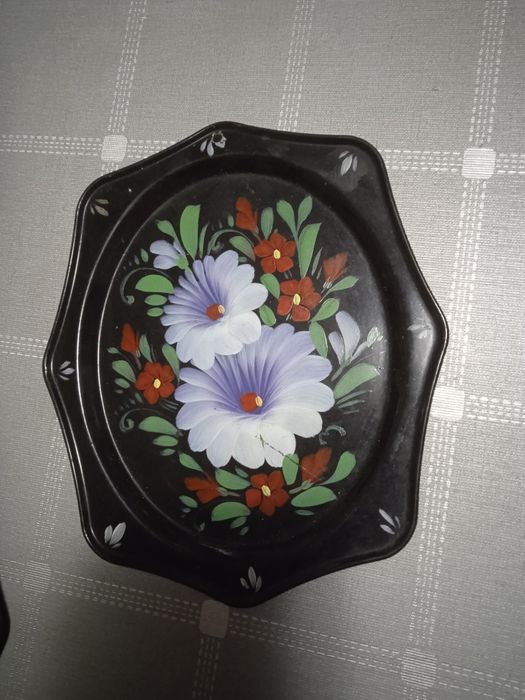 Металлические тарелки в жостовском стиле