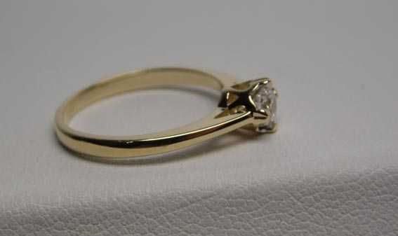 Apart złoty pierścionek z diamentem brylant 0,23 ct.