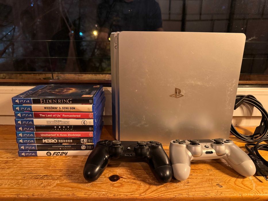 Sony PlayStation 4 slim + 2 pady + 10 gier