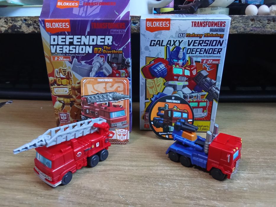 Inferno vehicle та Optimus Prime vehicle від blokees