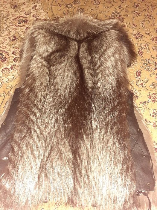 Жилетка на молнии с натурального меха