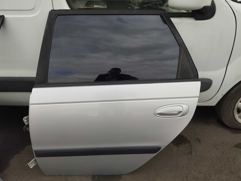 Toyota Avensis T22 kombi 2.0 D4D 2001r. Drzwi tylne lewe.