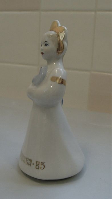 Фарфоровая статуэтка «Катюша» с голубем