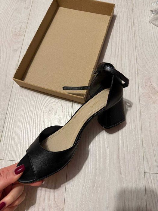 Шкіряні босоніжки