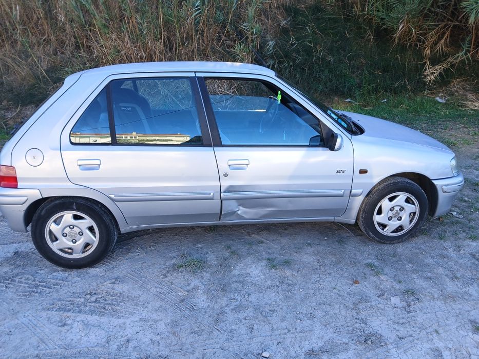 Peugeot 106 com alguns a fazer
