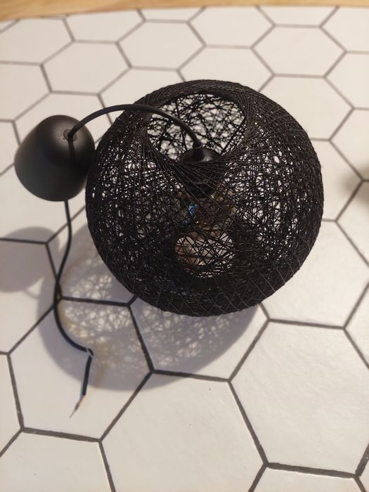 Lampa sufitowa czarna.