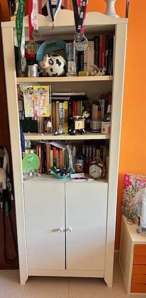 Estante c/ armário em MDF branco (70 x 188 x 30 cm)