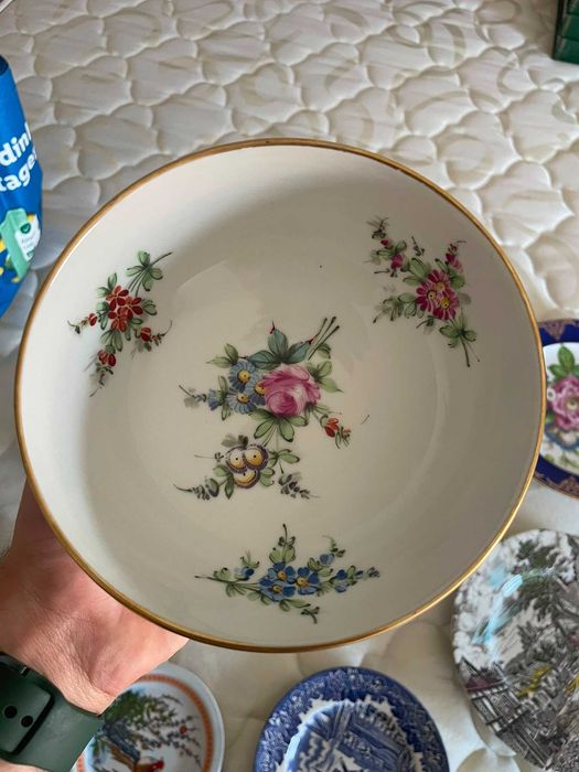 Taça em porcelana com flores e marca de espadas cruzadas