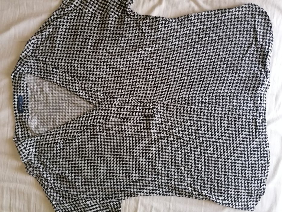 Blusa branca e preta