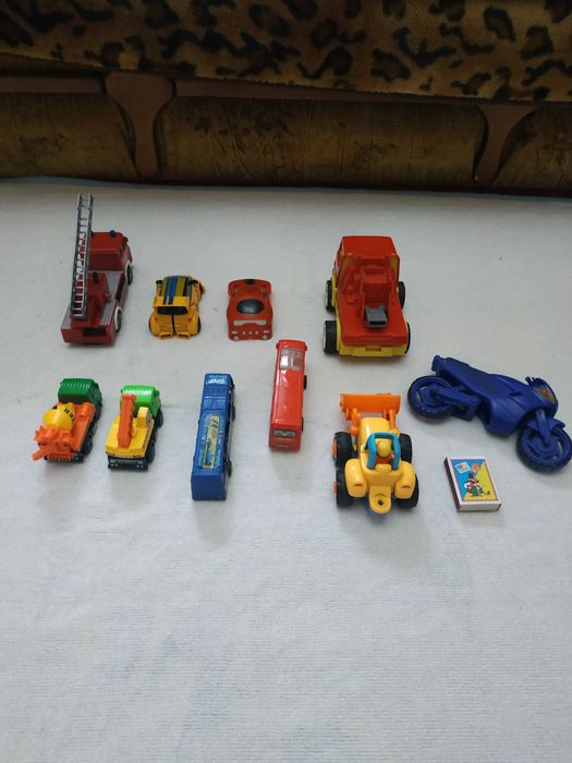 Машинки разные, игрушки