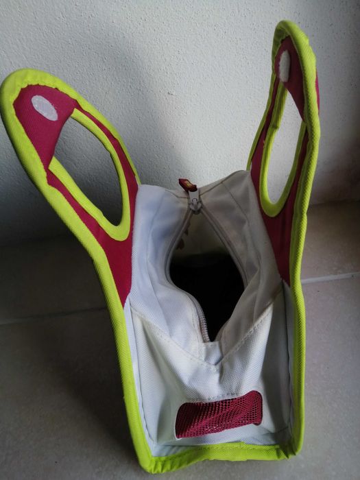 Capacete de menina com uma oferta