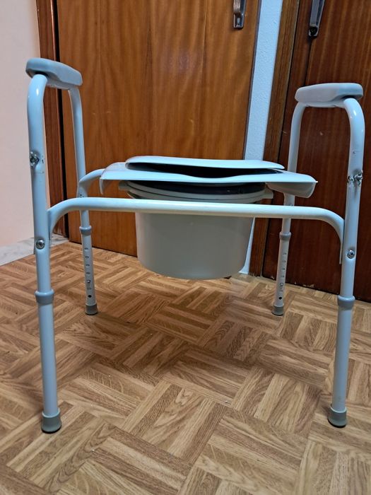 Cadeira Sanitária  e de Banho,  com  pouco uso
