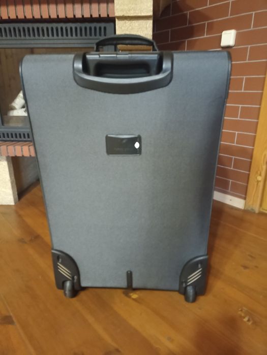 Продам новий чемодан(валіза) на колесах.
