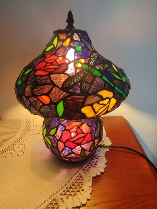 Lampa witrażowa w stylu Tiffany – róże i ważka – piękna dekoracja