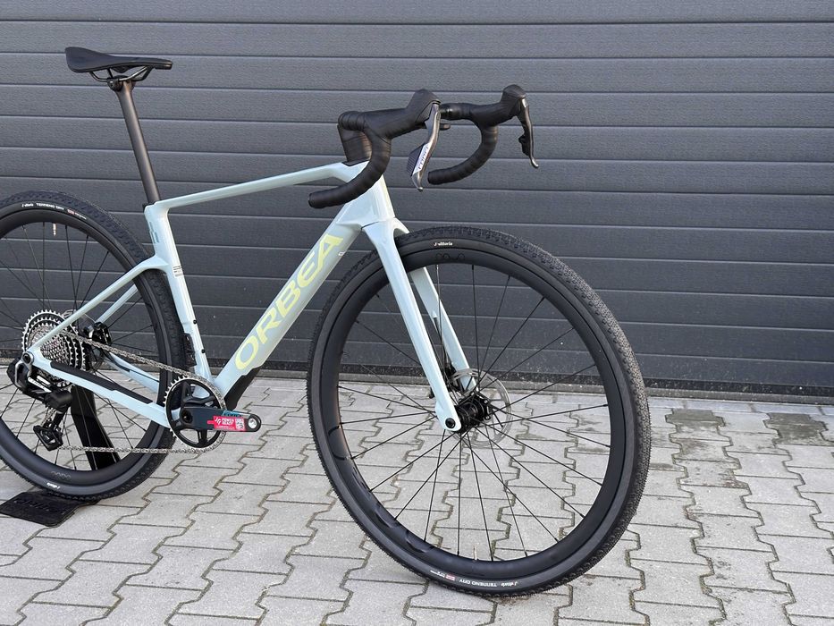 Rower gravelowy Orbea Terra M21e Tanie koła OQUO rc30team S oraz M