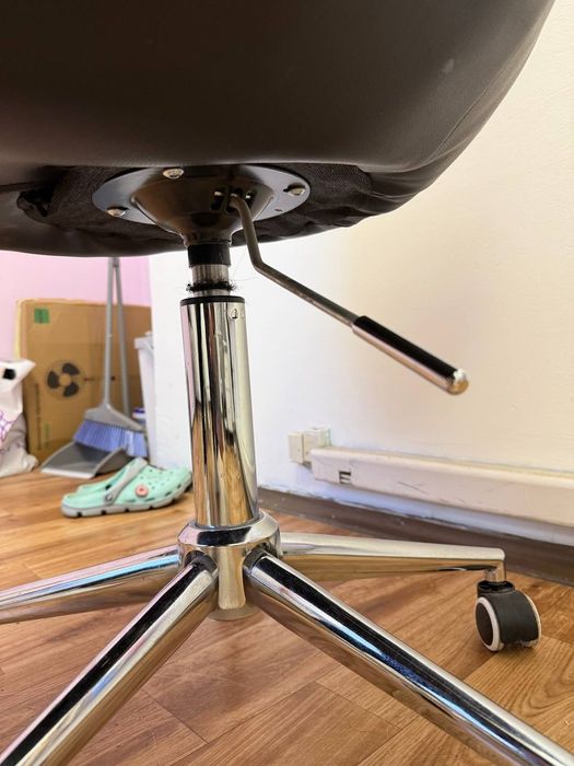 Косметичне/перукарське крісло для салона краси