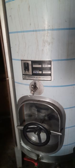 Cuba inox capacidade 330 litros.