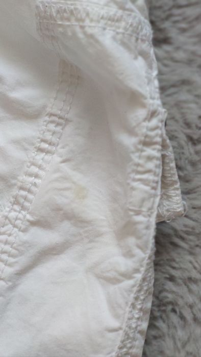 Białe spodenki szorty cargo