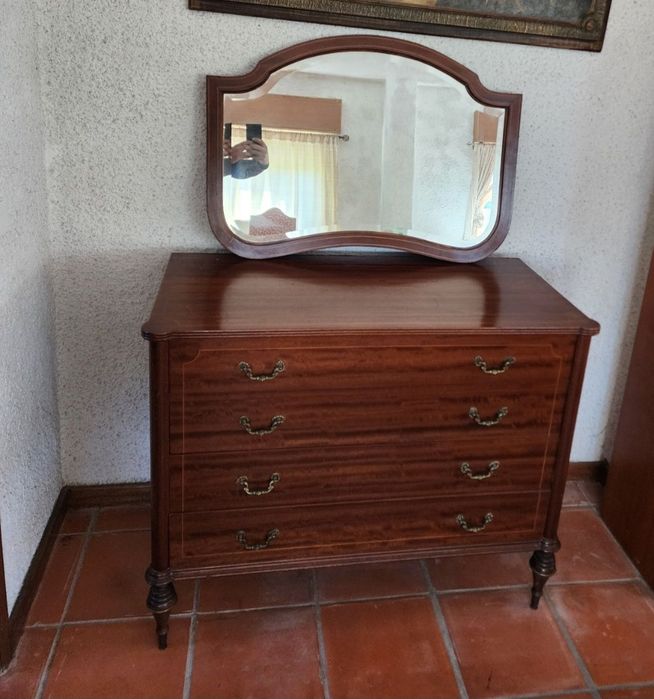 Cómoda e espelho