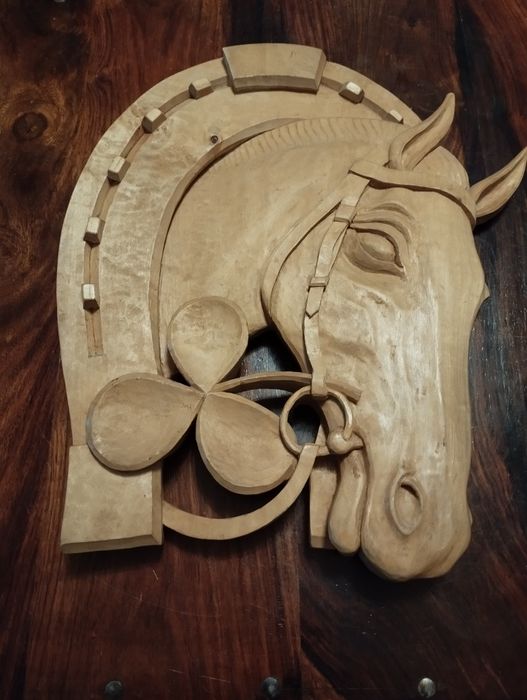 Stara, piękna ażurowa rzeźba konia